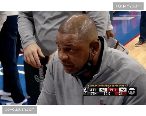 比赛花絮：大雨中主裁通讯设备故障，比赛中断五分钟